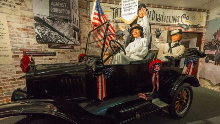 wax figures at the american prohibition museum