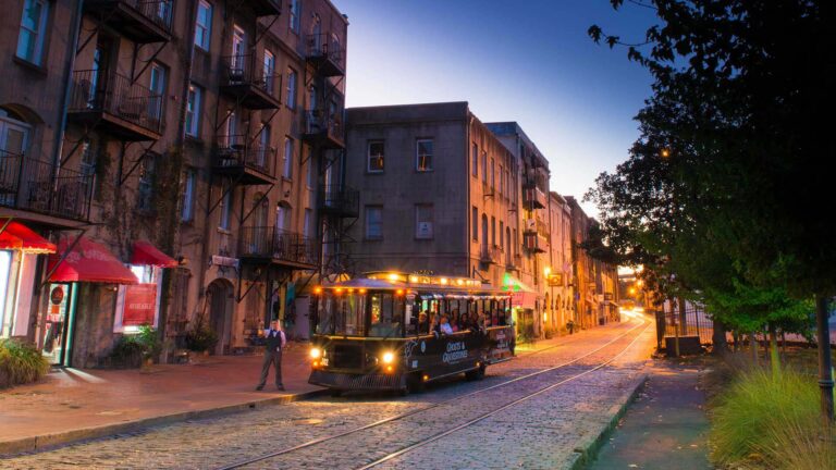 ghosts and gravestones tour in savannah